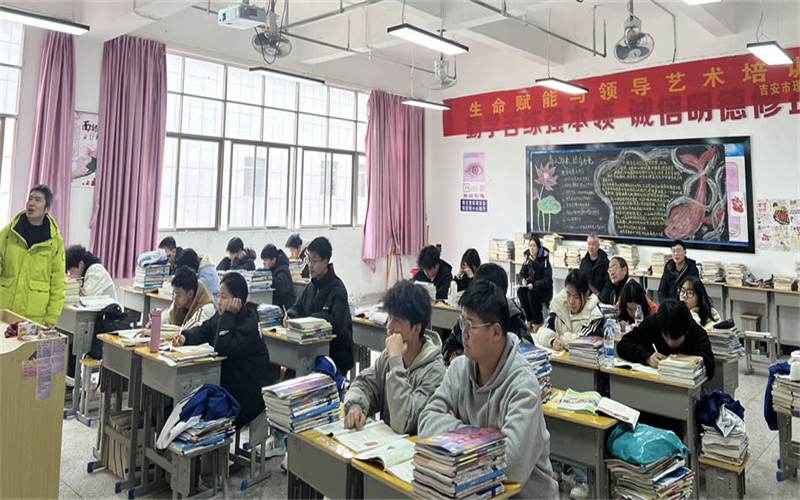 探尋歷史奧秘，共促教學(xué)相長——?dú)v史公開課教
