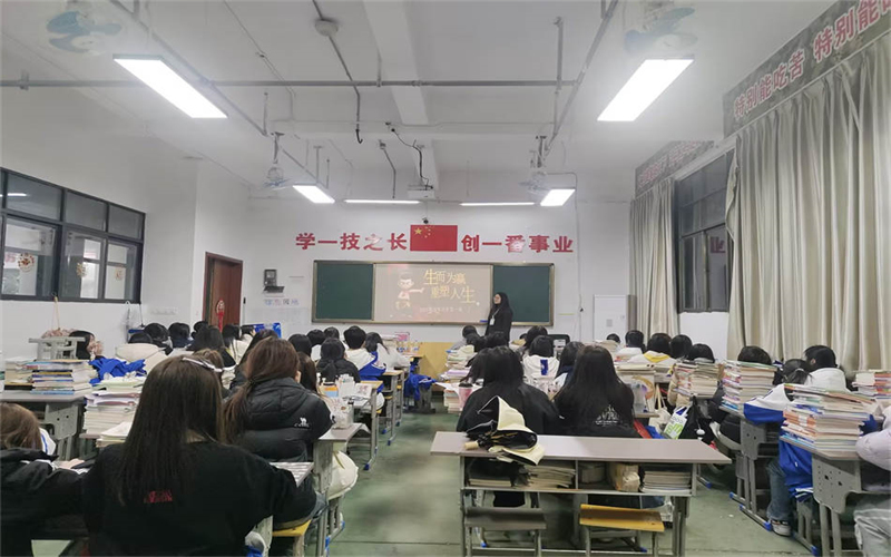 學(xué)工處組織各班召開(kāi)“生而為贏，重塑人生”主