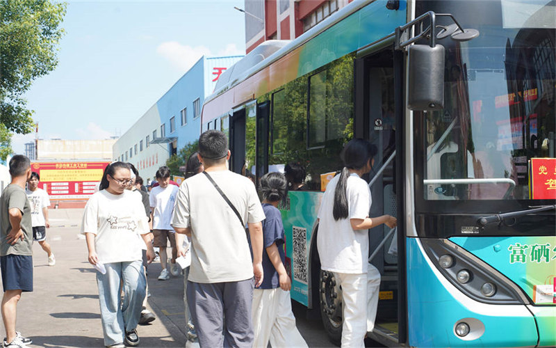 我校調(diào)派多輛大巴車護送考生提前“探路”高考考場
