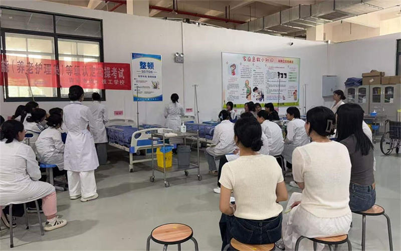 嚴謹考風考紀，檢驗教學(xué)成果—我校期末考試