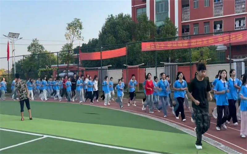 養(yǎng)成良好習(xí)慣，每日早操促進學(xué)生健康成長
