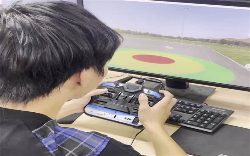 吉安市理工技工學校無人機專業(yè)深化模擬飛行調